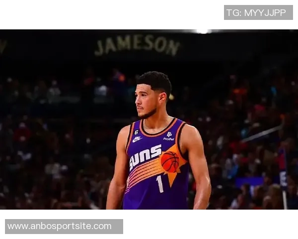 布克表现惊艳第三节独得16分全场砍下33分5板7助助球队取胜