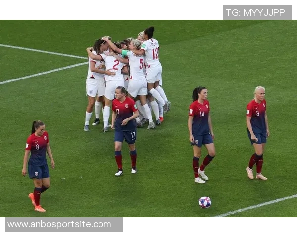 瓦妮莎携子女与坎迪斯帕克共赏道奇队晋级世界大赛精彩瞬间